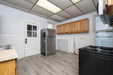 Main picture of 1222 6th Ave