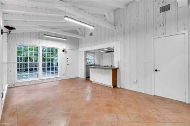 Main picture of 944 NW 9th Ct