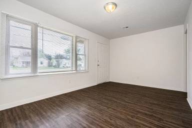 Main picture of 4507 N Rockwell Ave