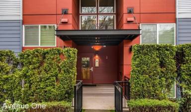 Main picture of 2512 E Madison St