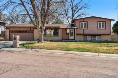 Main picture of 3 Clover Cir W