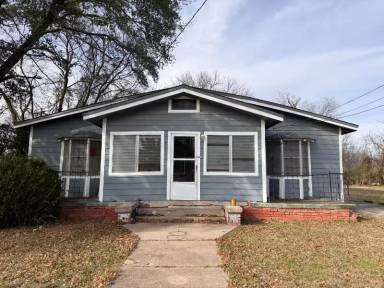 Main picture of 1302 E Collin St