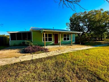 Main picture of 123 Center Point Dr E