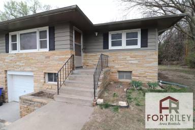 Main picture of 502 Maple St