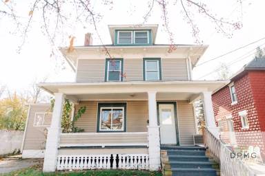 Main picture of 323 W Madison St
