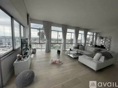 Main picture of Hollywood Versailles Tower