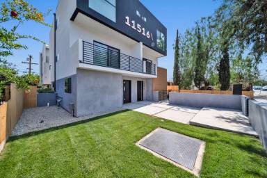 Main picture of 11516 Victory Blvd