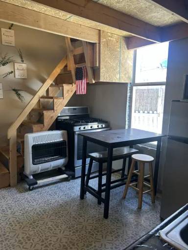 Main picture of 815 E 10th St