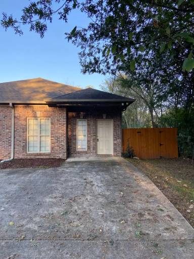 Main picture of 202 Birdie St