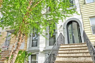 Main picture of 225 Macon St