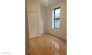 Main picture of 920 Riverside Dr