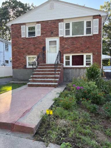 Main picture of 131 Itasca St