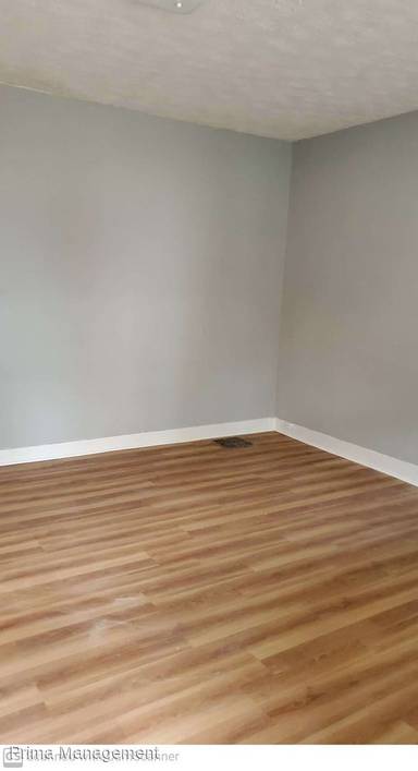 Main picture of 207 E 3rd St