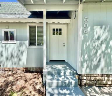 Main picture of 606 N Mount Shasta Blvd