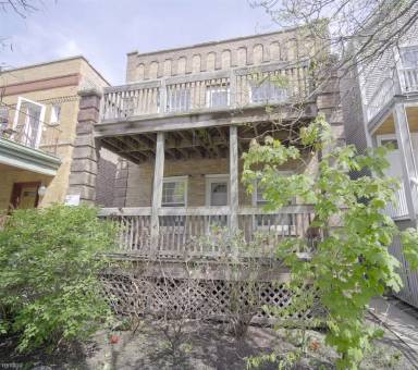 Main picture of 1326 W Roscoe St