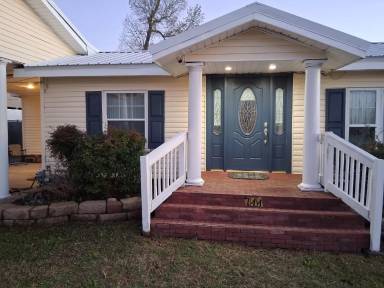 Main picture of 711 Cricket St