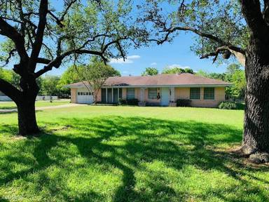 Main picture of 1001 Winding Rd