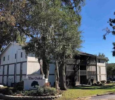 Main picture of Oaks Condominiums