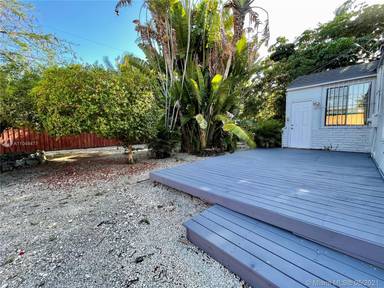 Main picture of 5842 SW 60th St