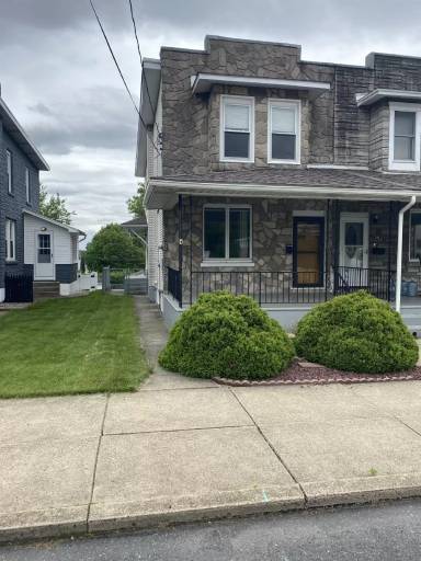 Main picture of 528 E 10th St