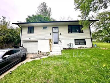 Main picture of 105 N Elm St