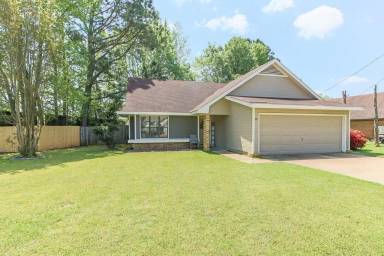 Main picture of 99 Oakdale Dr