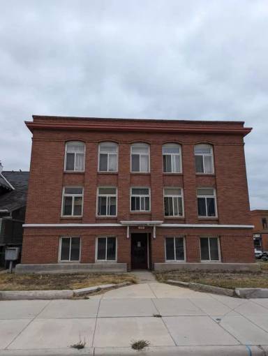 Main picture of 218 E 3rd St