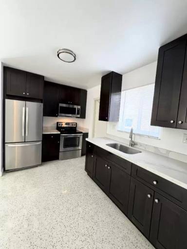 Main picture of 624 W 17th St