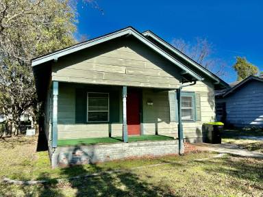 Main picture of 802 E 13th St