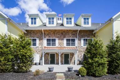 Main picture of 4 Mill Ridge Ln