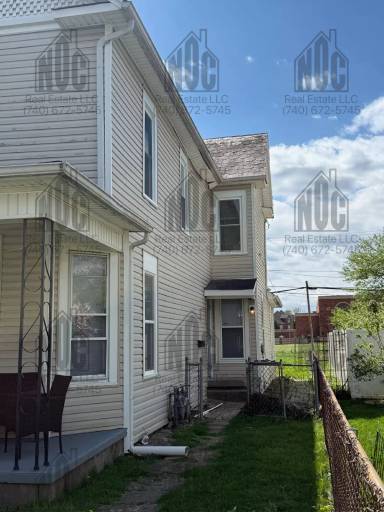 Main picture of 160 1/2 Lake St