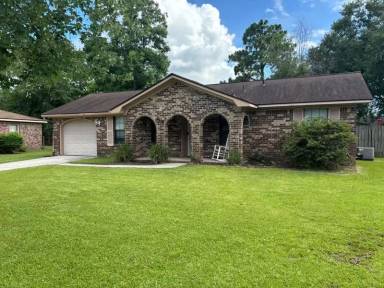 Main picture of 206 Village Green Cir