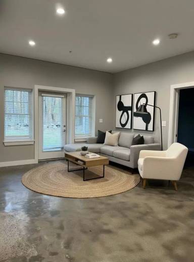 Main picture of 579 South St