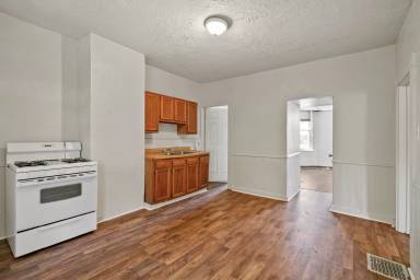 Main picture of 555 Adams St