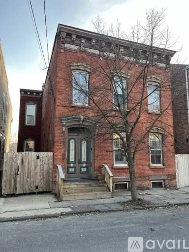 Main picture of 215 Allen St