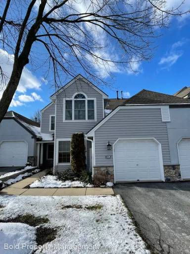 Main picture of 228 Hawthorne Ct N