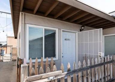 Main picture of 4209 4223 Winona Ave
