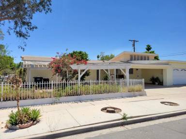 Main picture of 830 E 8th St