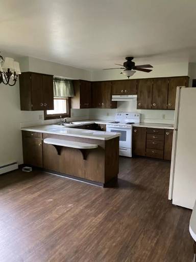 Main picture of 389 Center St