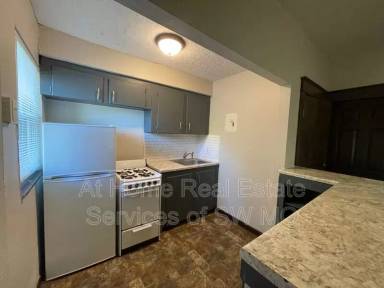 Main picture of 633 W State St