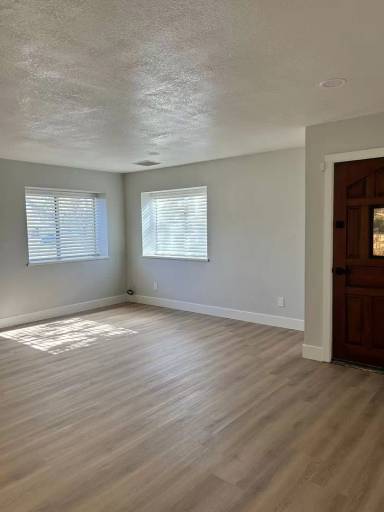 Main picture of 804 W Graaf Ave