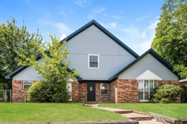 Main picture of 1200 W Mitchell St Arlington, TX 76013-2327