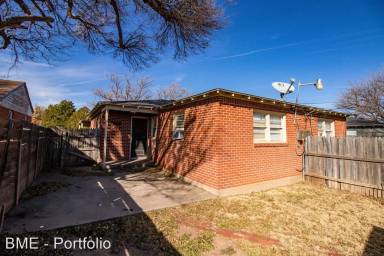 Main picture of 5807 Lawrence Blvd