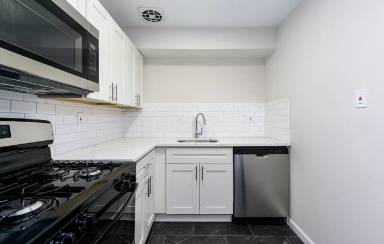 Main picture of 2004 Bellevue Ave