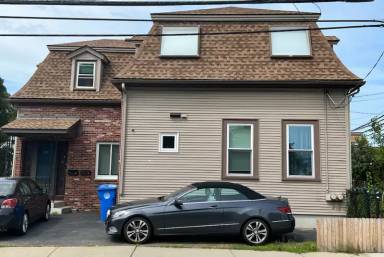 Main picture of 221 Charles St