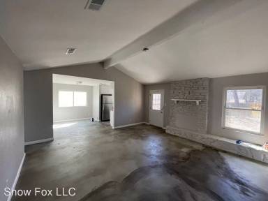Main picture of 919 Hillside Oaks Dr