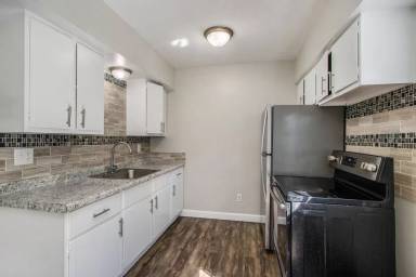 Main picture of 444 Garland St