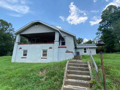 Main picture of 731 W 44th St