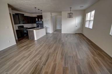 Main picture of 4461 Golden Eagle Loop NE