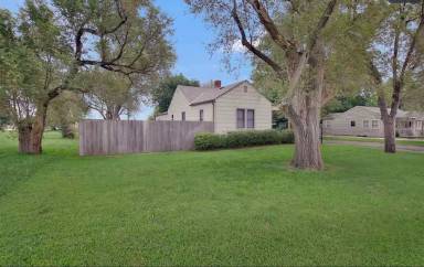 Main picture of 700 N Oak St